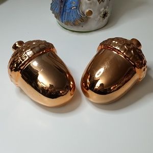 Decorative copper tone acorns.